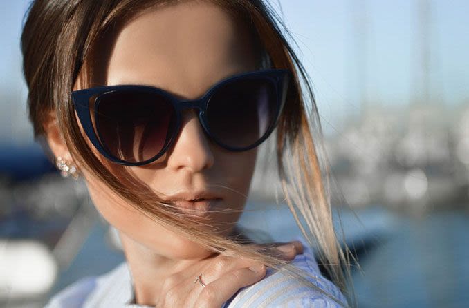 Woman wearing stylish sunglasses.